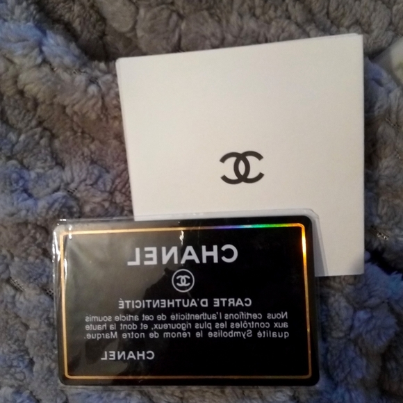 CHANEL Medium Boy Flap Bag - Picture 7 of 8